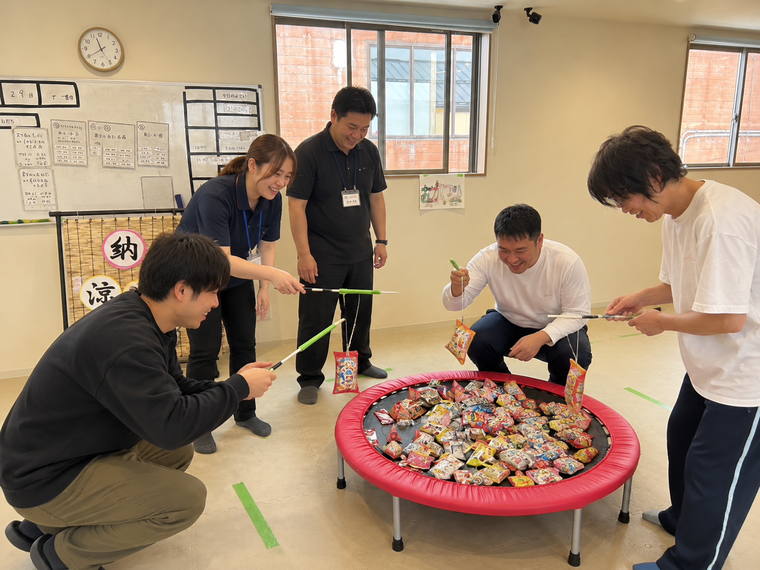 お菓子釣りを楽しむ笑顔の仲間たち.png